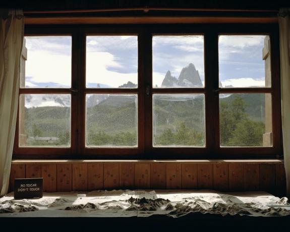 Ikkuna näkymä vuorille
