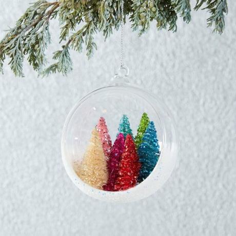 Floresta de West Elm em ornamento de bola de vidro, $ 7,20