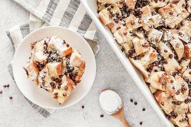 Viipale cannoli ranskalaista paahtoleipää vuoka valkoisella lautasella