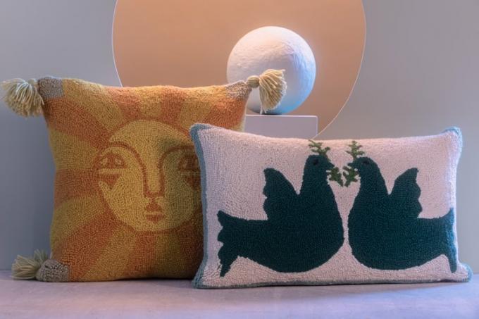 Justina Blakeney Emuna Hook Pillow, $ 65 e Justina Blakeney Noa Hook Pillow, $ 52