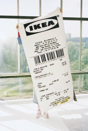 persona, kurai ir paklājs IKEA čeka formā