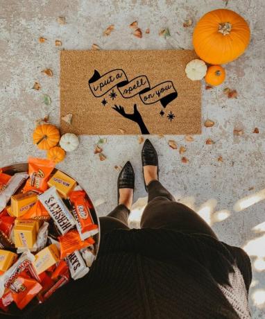 Eu coloquei um feitiço em você cair capacho com abóboras e doces de Halloween