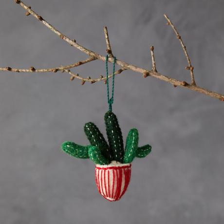 Ornamento de feltro de cacto em vasos de terreno, $ 14