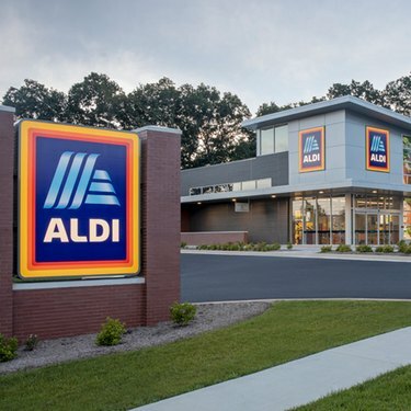 Ulkokuva Aldi-ruokakaupasta. Aldi-kyltti on näkyvästi esillä, ja sen takana Aldi-myymälän etuosa.