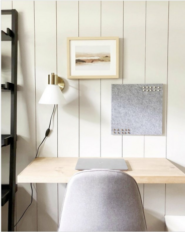 Scone de parede plug-in em um escritório doméstico com shiplap e idéias de iluminação de escritório doméstico