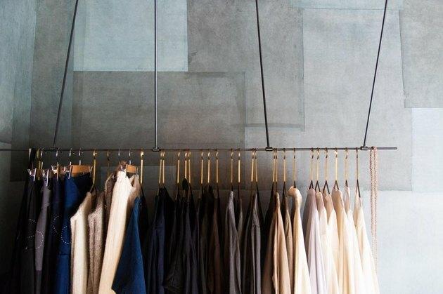 Como organizar roupas com varão pendurado com roupas organizadas