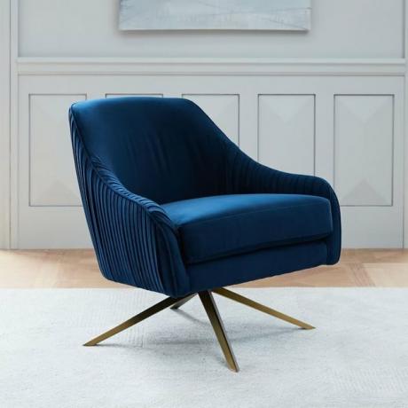 blauw fluwelen art deco stoel met messing poten van West Elm