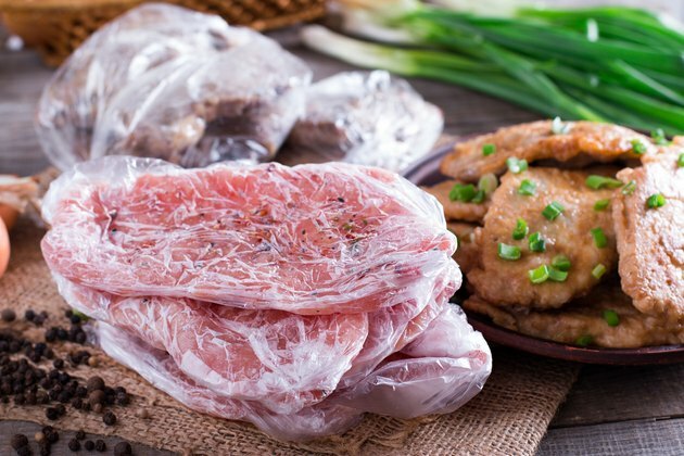 Collo di maiale congelato taglia la carne e la cotoletta di maiale in un piatto