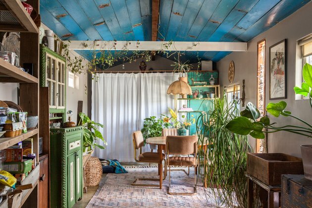 sala colorida com teto azul e plantas da casa