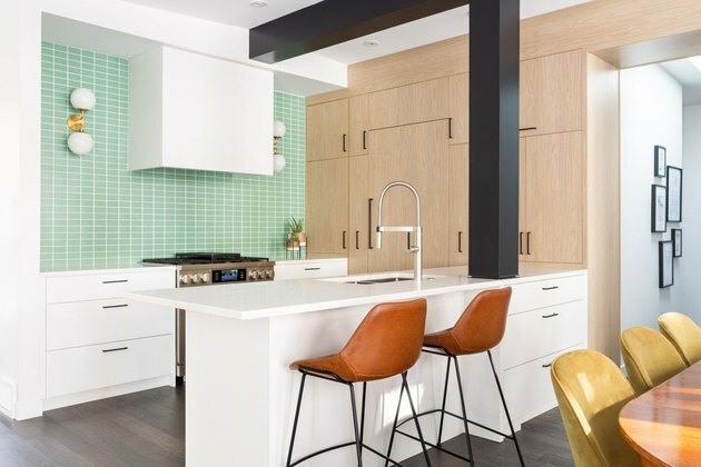 mintgroene keuken backsplash en midcentury wandkandelaars