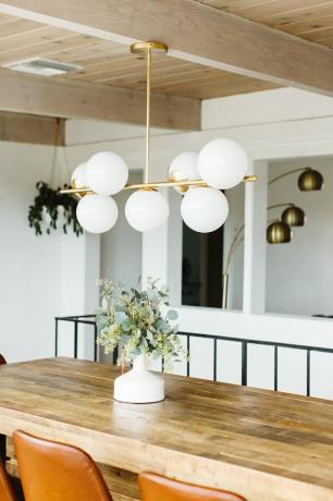 idea di illuminazione della sala da pranzo con lampadario moderno