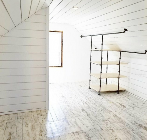 Idéias personalizadas para armários industriais no sótão shiplap branco
