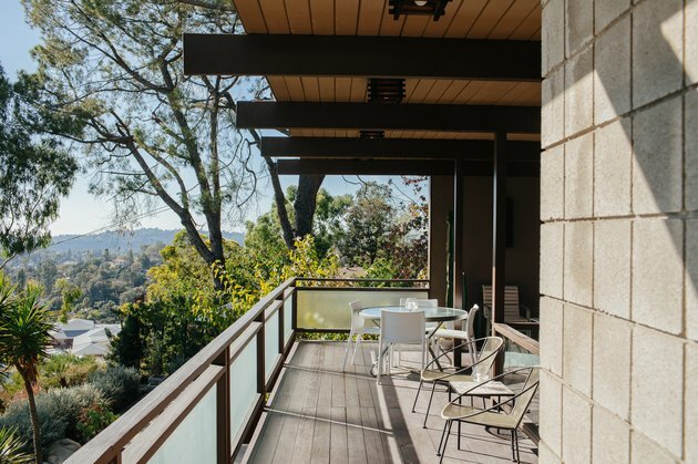 Pedra para o exterior da casa em uma varanda com cadeiras ao ar livre