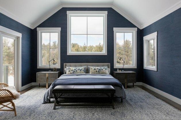Dormitorul principal cu pânză de iarbă bleumarin pe pereți