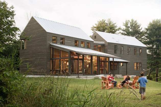 Moderne boerderij met een houten dak en grote ramen