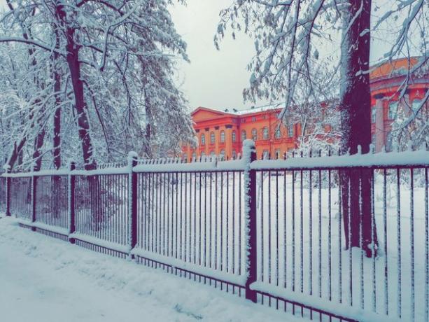 Червена сграда на Киевския държавен университет снежна покривка