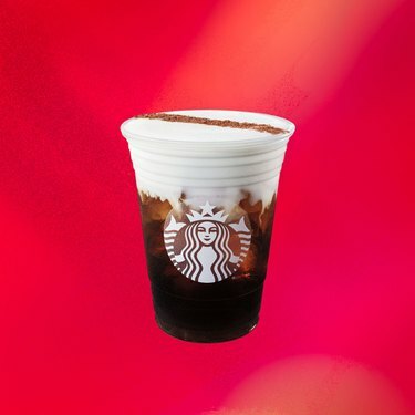 Starbucks Irish Cream birra fredda su sfondo rosso