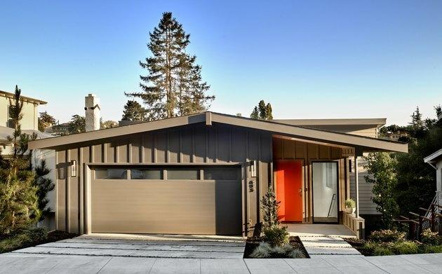 Bay Area midcentury casa moderna com placa e sarrafo exterior e porta vermelha