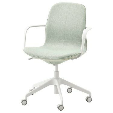 пастелно зелен въртящ се офис стол