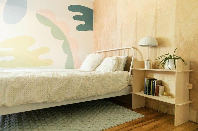 Guia de organização de quarto infantil em quarto de criança mínimo com mural de parede