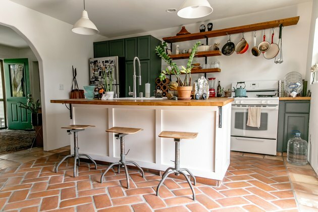 רצפת אריחי טיט במטבח עם כיסאות בר