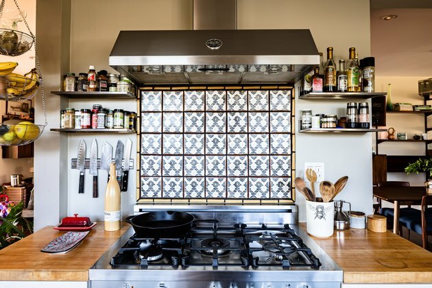Boho estilo backsplash de fogão de ladrilhos azul e branco.