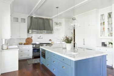 Mėlyna spintelė su virtuvės salos kriaukle