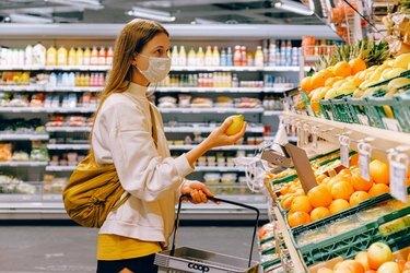 Donna che acquista in un negozio di alimentari