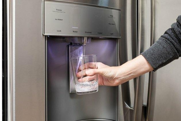 Vanduo iš šaldytuvo filtrų sistemos stiklo
