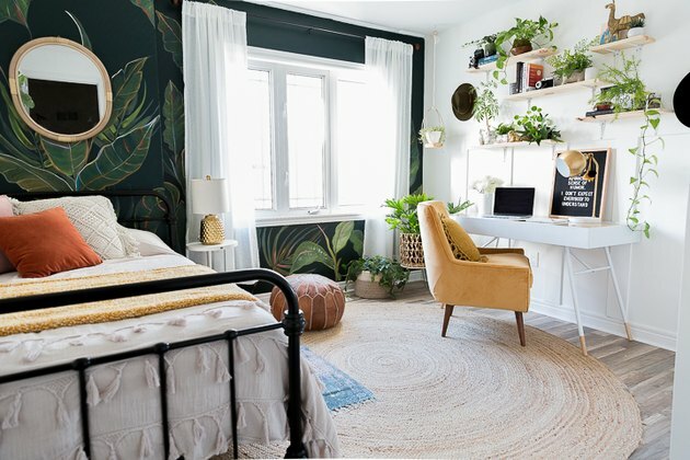 Midcentury غرفة نوم بوهيمية حديثة مع كرسي أصفر وجدار أوراق النخيل