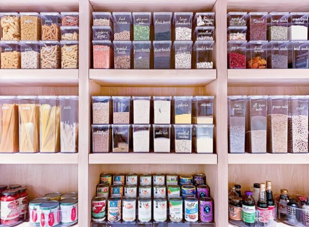 como organizar a despensa do armário da cozinha com produtos secos decantados