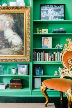 Biblioteca ecológica de home office com antiguidades, arte e detalhes vitorianos da JL Design