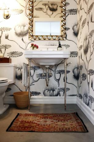 idea bagno con lavabo console e carta da parati a motivi geometrici con specchio decorativo