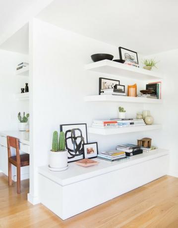 ideia de escritório em casa branca com estantes de livros