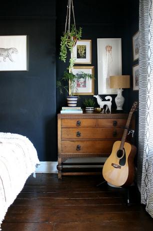 غرفة نوم مع أرضيات خشبية