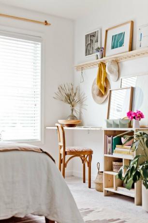 quarto e espaço de escritório com armazenamento de mesa e trilho de peg com idéias de armazenamento de home office