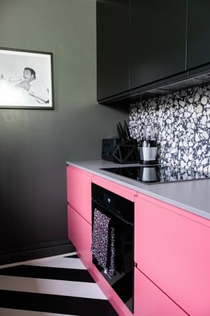 أبيض وأسود مخطط أرضية المطبخ مع خزائن وردية