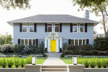μπλε γκρι σπίτι με κίτρινη πόρτα καναρινιών