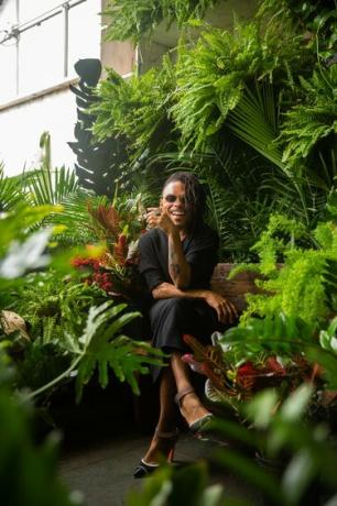 pessoa sentada no meio de plantas