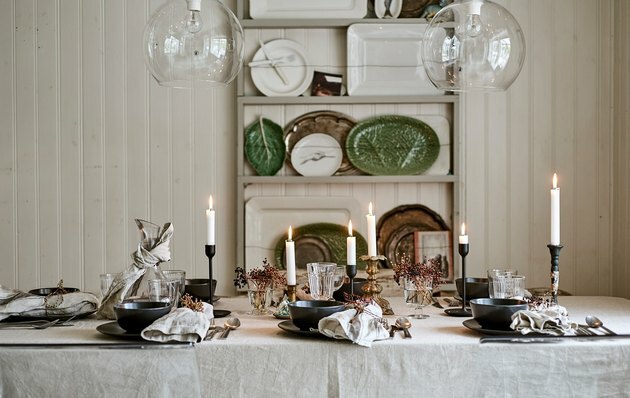 sala de jantar com mesa e centro de centro de natal