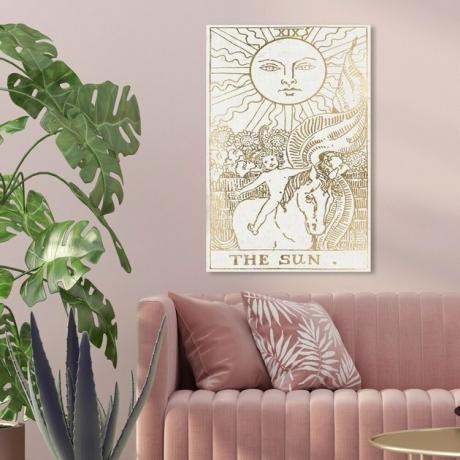 Impressão em tela de arte de parede de astronomia e espaço de The Sun Tarot Luxe - dourado, branco - na parede rosa acima do sofá rosa com travesseiros