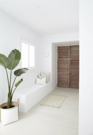 Ideia de piso de madeira branqueada no canto da casa com assento na janela