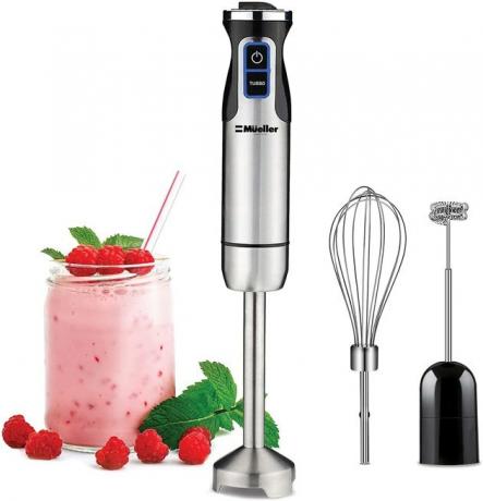 Ikke bare er Mueller Austria Ultra-Stick Immersion Blender i rustfritt stål rimelig, men den er også fullpakket med en 500 watt, full kobbermotor og ni hastigheter. Med et behagelig grep og S-formede kniver kan du lage alt fra milkshakes til babymat. I tillegg kommer den med en visp og melkeskummer.