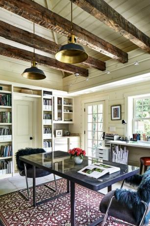 Ideias de organização de escrivaninha com garagem convertida em home office por Ballard + Mensua Architecture