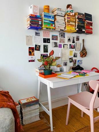 Biblioteca flutuante de home office codificada por cores por Yaminah Mayo do blog Spicy Mayo