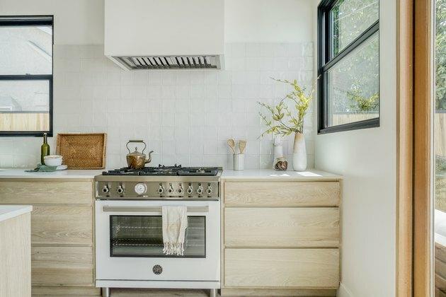 Cozinha moderna toda branca em Los Angeles com exaustor
