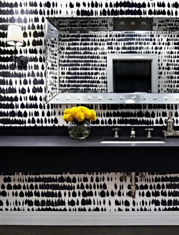 idéia de banheiro preto e branco porão com flores amarelas