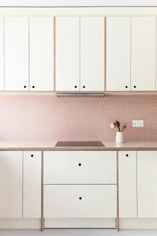 idea backsplash cucina rosa e bianco con backsplash mosaico rosa