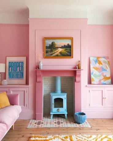 sala de estar rosa com lareira rosa choque e detalhes em amarelo Idéias para pintura de tom em tom