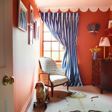 karnavalinės temos vaikų kambarys su šukuotais sienų dažais